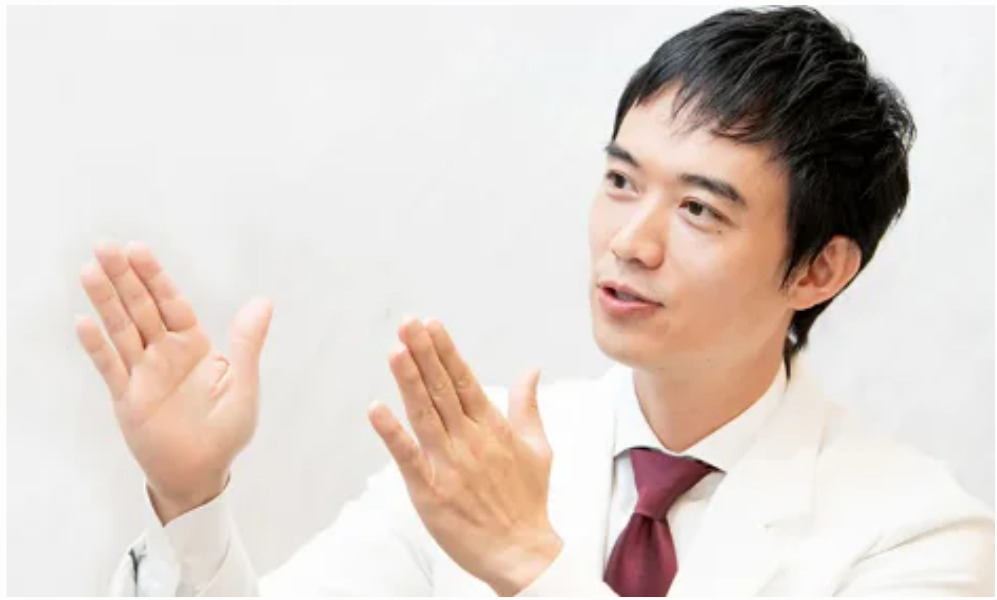 説明する医師