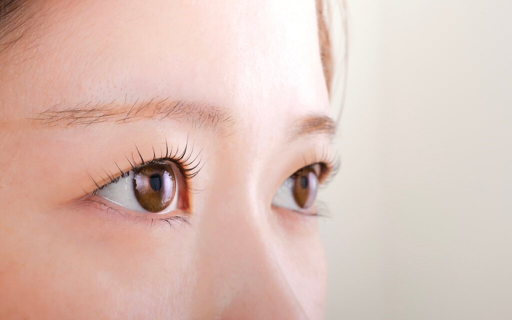 まぶたが開くと、二重幅は狭くなる