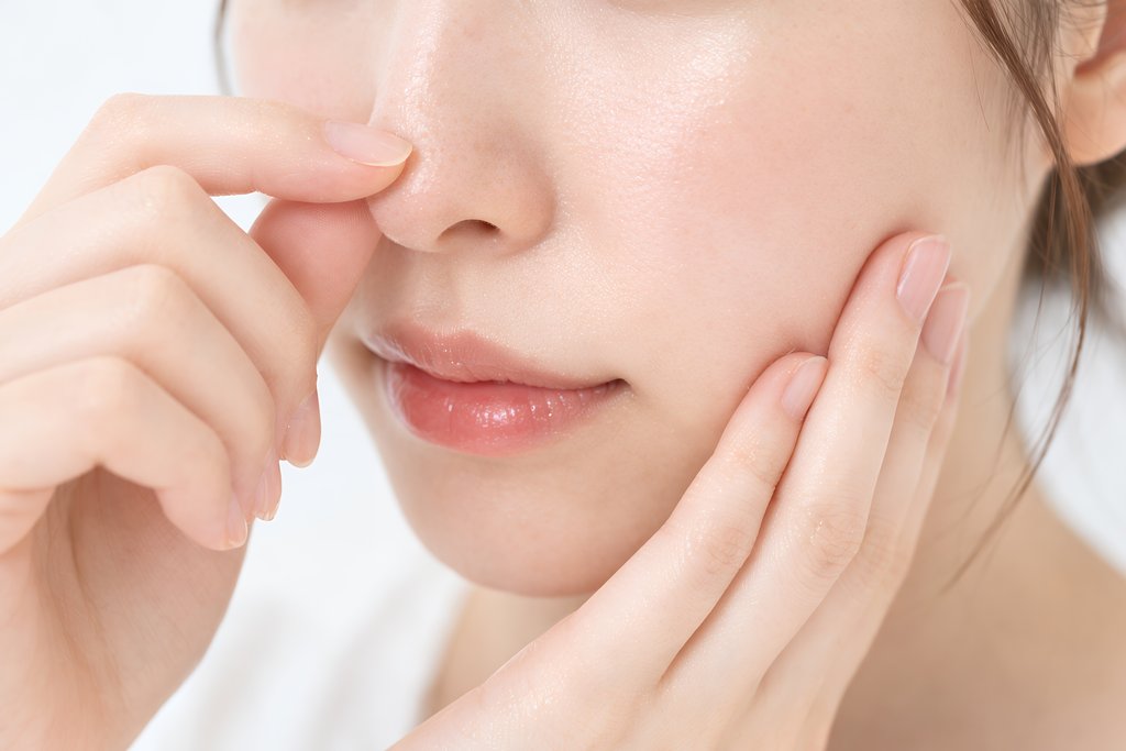 鼻修正　軟骨が透けて角ばった鼻先を肋軟骨で整える